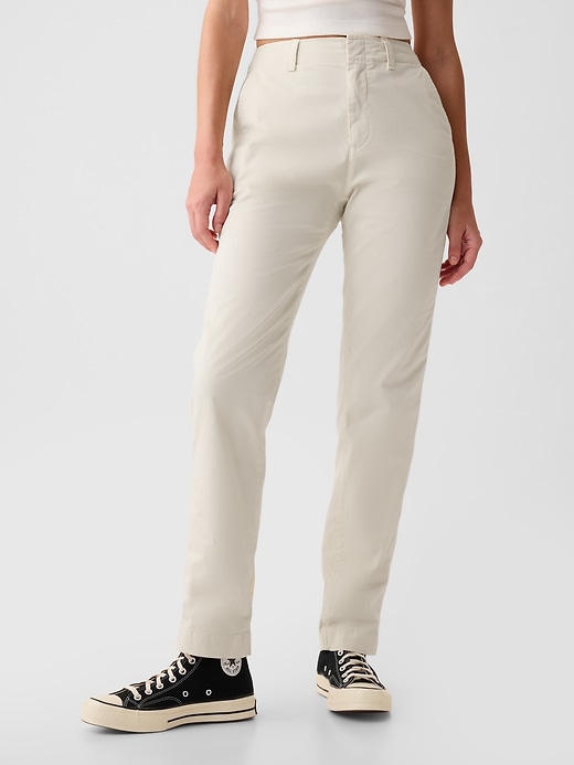 pantaloni color cachi a media altezza nel centro città