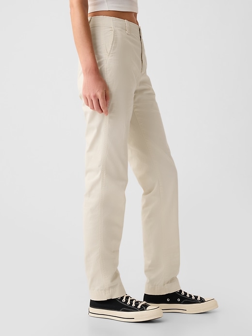 pantaloni color cachi a media altezza nel centro città