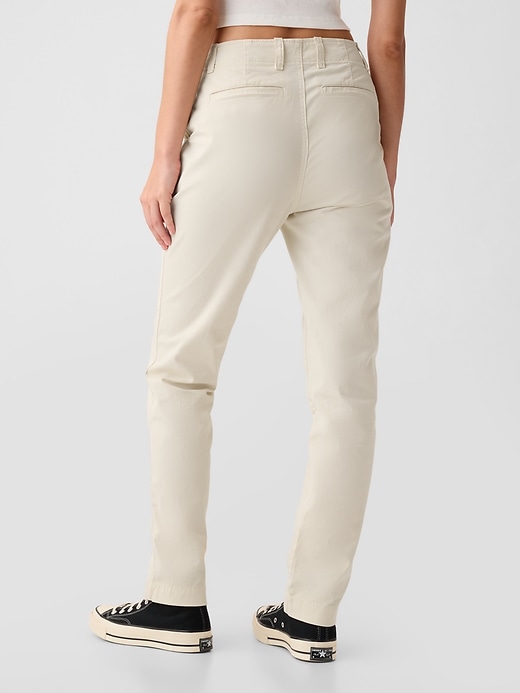 pantaloni color cachi a media altezza nel centro città