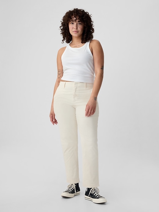 pantaloni color cachi a media altezza nel centro città