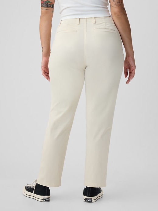 pantaloni color cachi a media altezza nel centro città