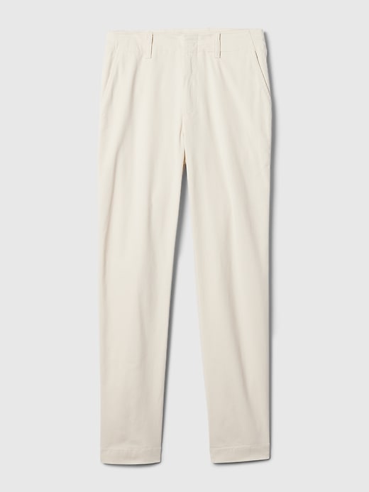 pantaloni color cachi a media altezza nel centro città