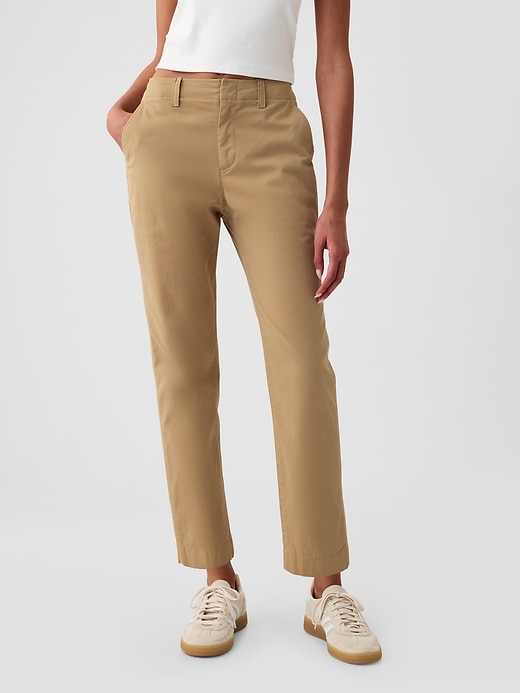 pantaloni color cachi a media altezza nel centro città