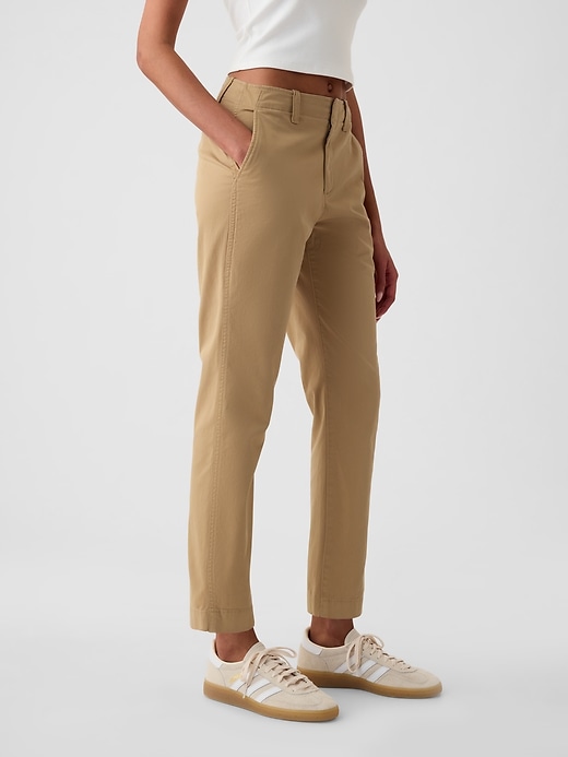 pantaloni color cachi a media altezza nel centro città