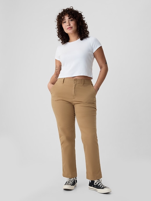 pantaloni color cachi a media altezza nel centro città