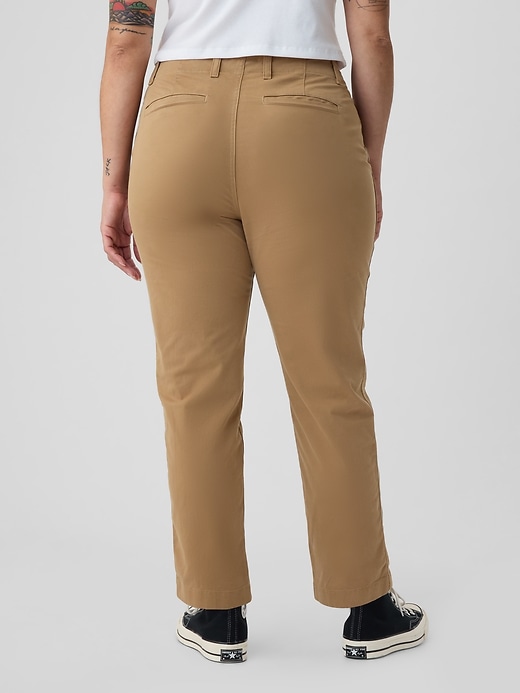 pantaloni color cachi a media altezza nel centro città