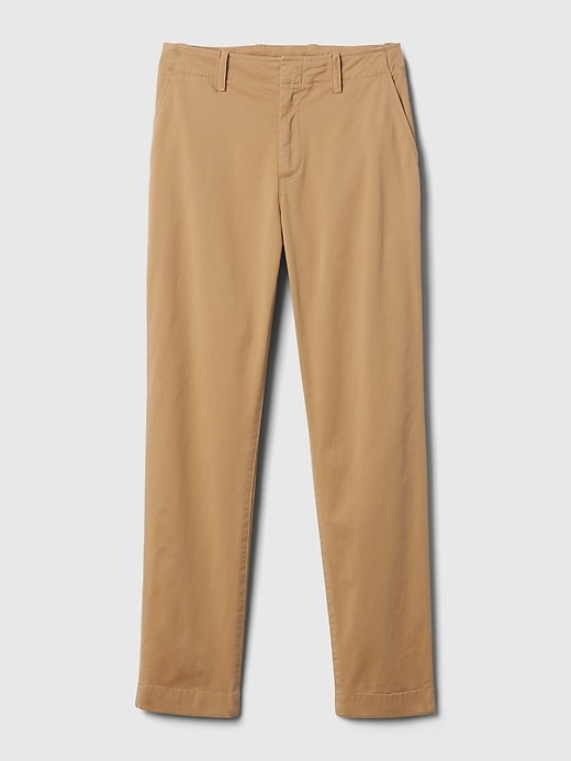 pantaloni color cachi a media altezza nel centro città