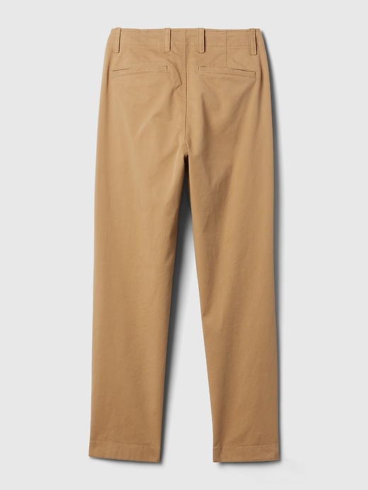 pantaloni color cachi a media altezza nel centro città