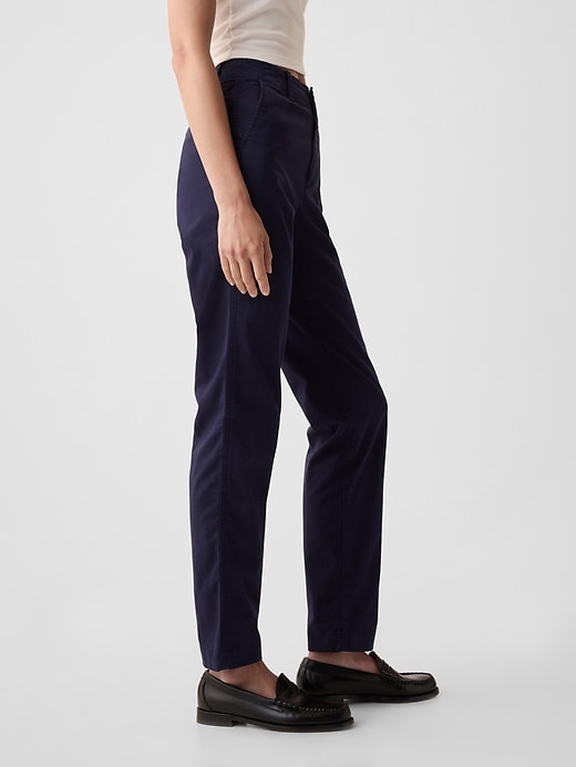 pantaloni color cachi a media altezza nel centro città