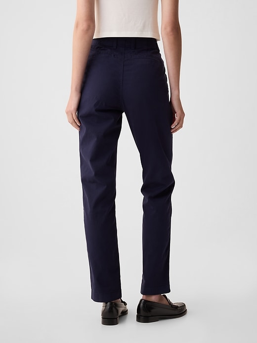 pantaloni color cachi a media altezza nel centro città