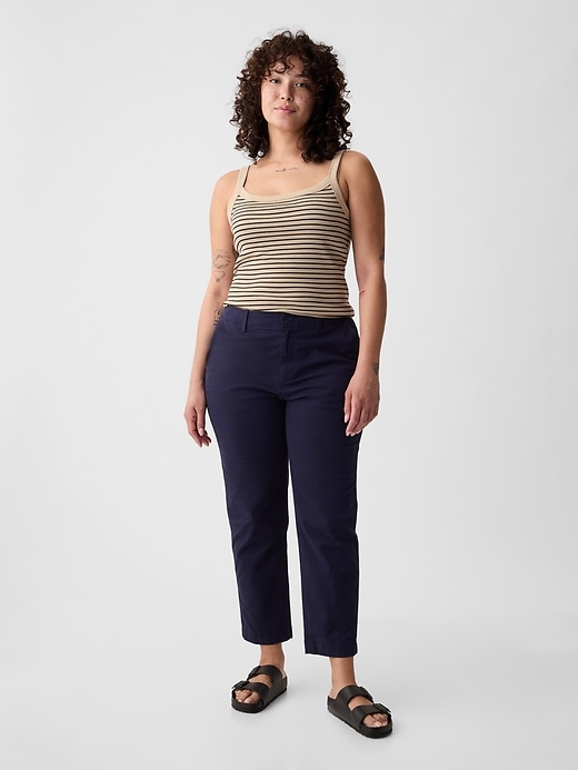 pantaloni color cachi a media altezza nel centro città