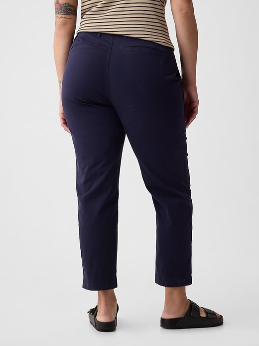 pantaloni color cachi a media altezza nel centro città