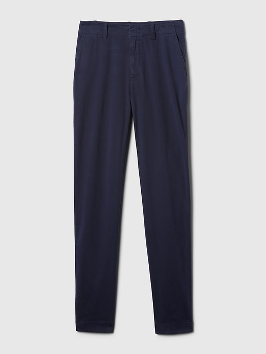 pantaloni color cachi a media altezza nel centro città