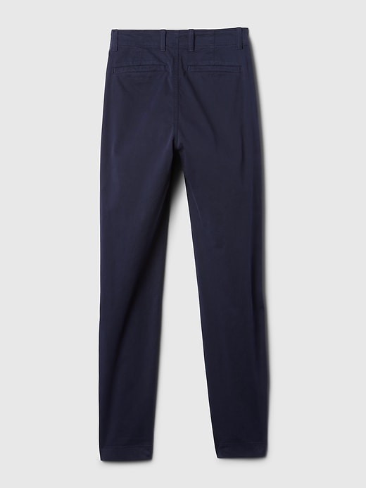 pantaloni color cachi a media altezza nel centro città