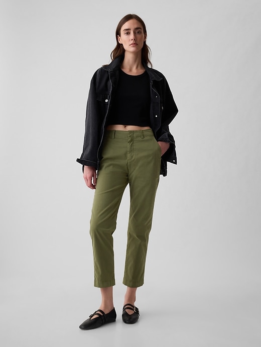 pantaloni color cachi a media altezza nel centro città