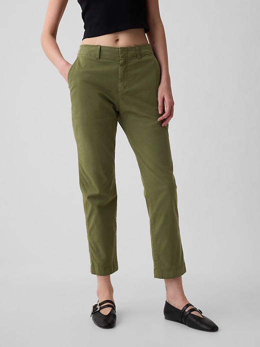 pantaloni color cachi a media altezza nel centro città
