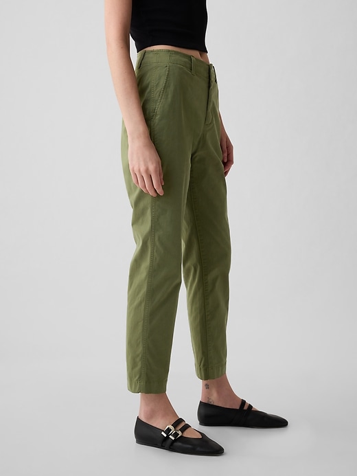 pantaloni color cachi a media altezza nel centro città