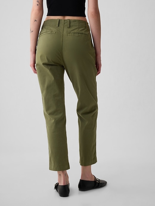 pantaloni color cachi a media altezza nel centro città