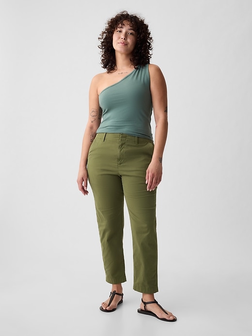 pantaloni color cachi a media altezza nel centro città