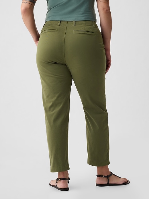 pantaloni color cachi a media altezza nel centro città