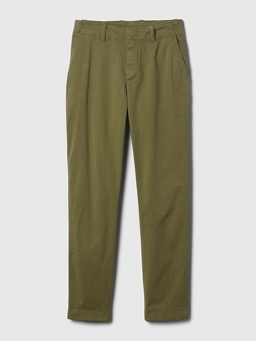pantaloni color cachi a media altezza nel centro città