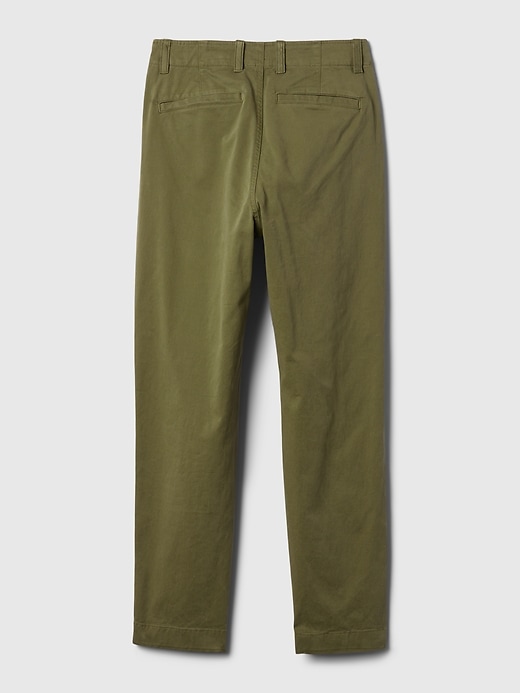 pantaloni color cachi a media altezza nel centro città