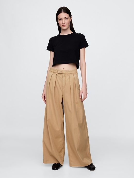 pantaloni cachi a gamba larga con pieghe in twill a vita alta