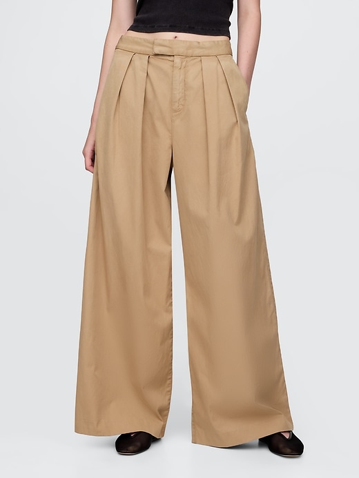 pantaloni cachi a gamba larga con pieghe in twill a vita alta