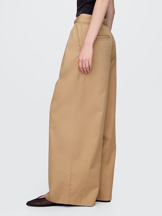 pantaloni cachi a gamba larga con pieghe in twill a vita alta