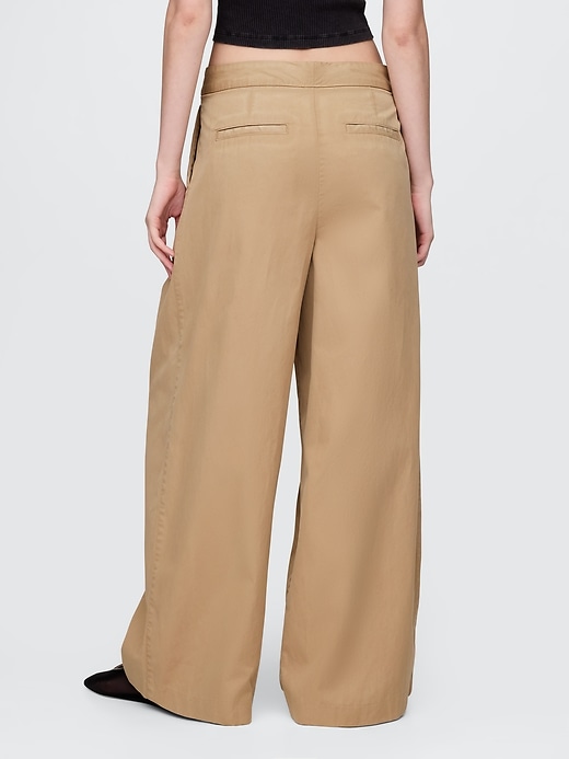 pantaloni cachi a gamba larga con pieghe in twill a vita alta