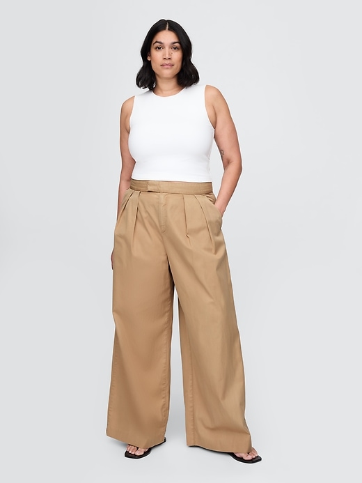 pantaloni cachi a gamba larga con pieghe in twill a vita alta