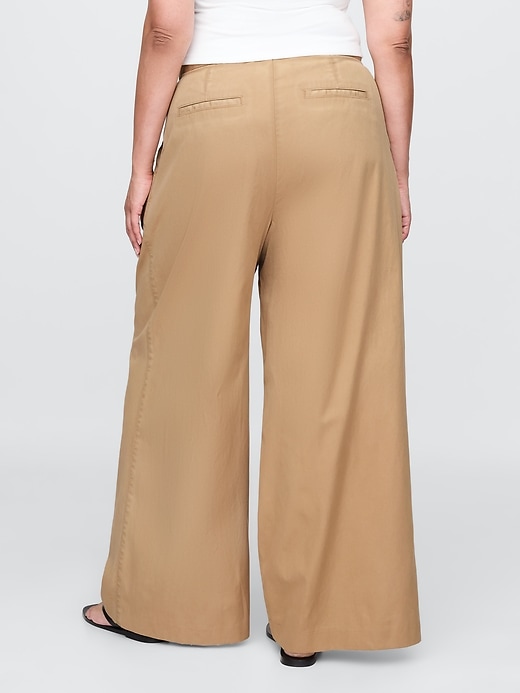 pantaloni cachi a gamba larga con pieghe in twill a vita alta