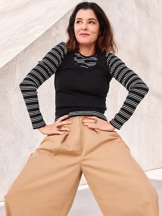pantaloni cachi a gamba larga con pieghe in twill a vita alta