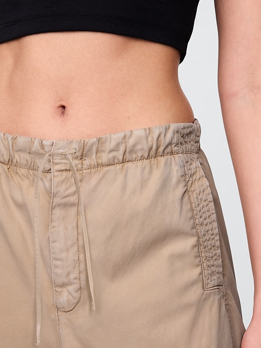 pantaloni paracadute a vita media