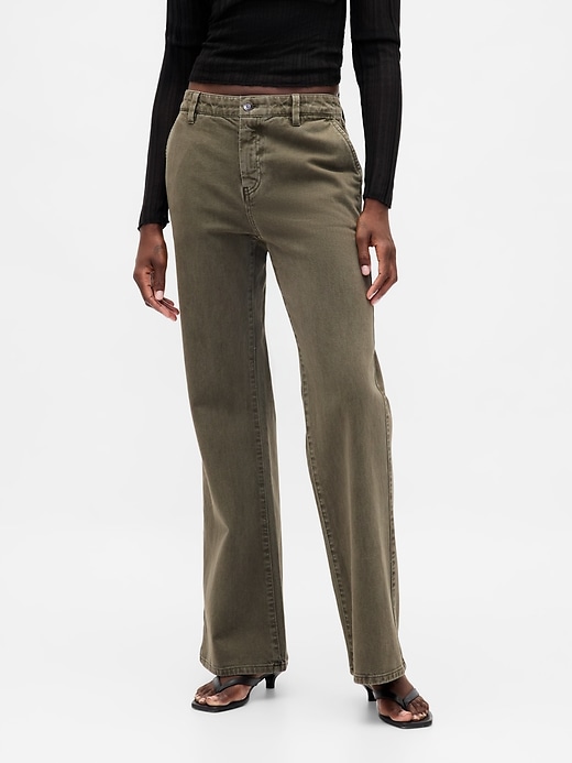 pantaloni cachi a vita bassa e rilassati