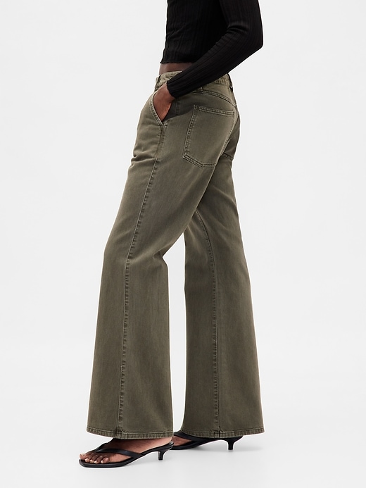 pantaloni cachi a vita bassa e rilassati
