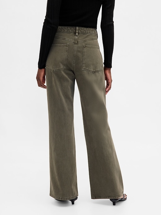 pantaloni cachi a vita bassa e rilassati