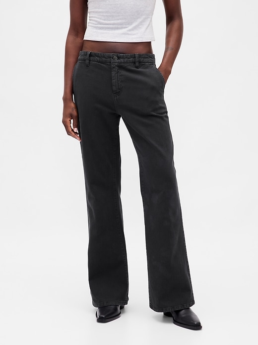 pantaloni cachi a vita bassa e rilassati