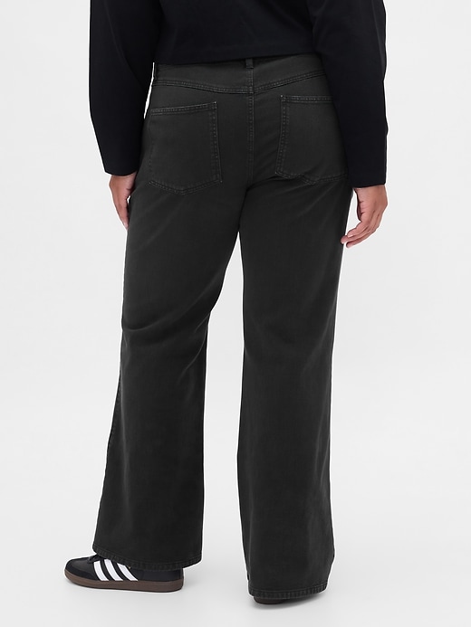pantaloni cachi a vita bassa e rilassati