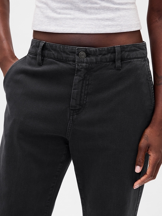 pantaloni cachi a vita bassa e rilassati