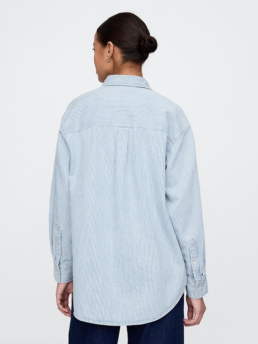 camicia grande a righe in denim