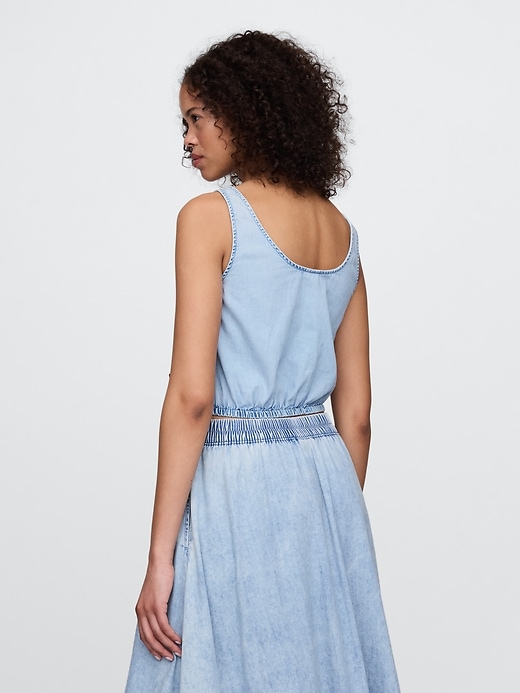 top corto in denim con orlo stretto