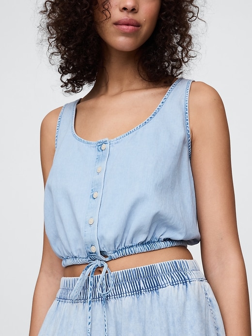 top corto in denim con orlo stretto