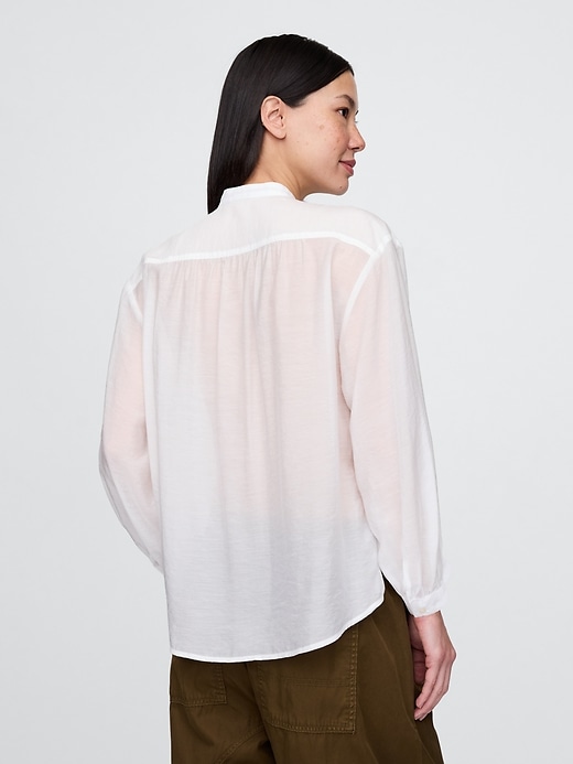 camicia trasparente con bottoni sul davanti