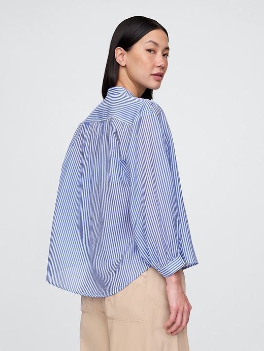 camicia trasparente con bottoni sul davanti