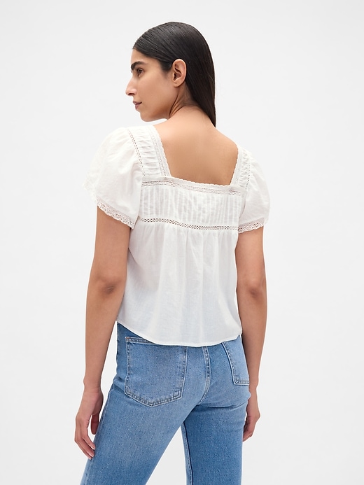 top con scollo quadrato e finiture in pizzo