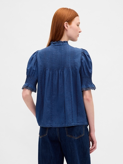 camicia con volant e pieghe