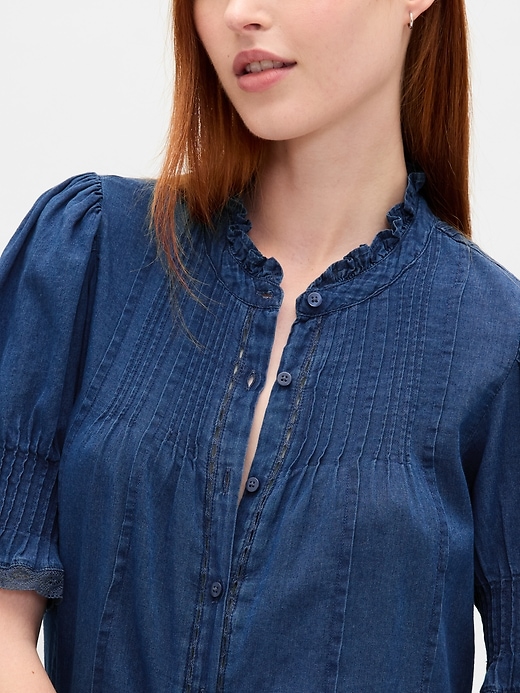 camicia con volant e pieghe