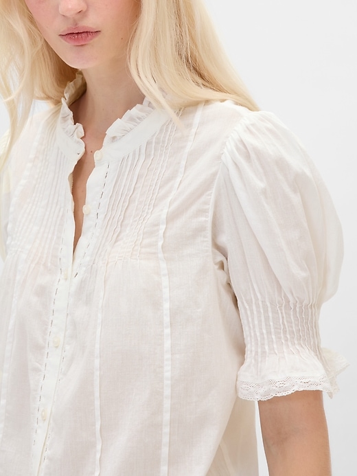 camicia con volant e pieghe