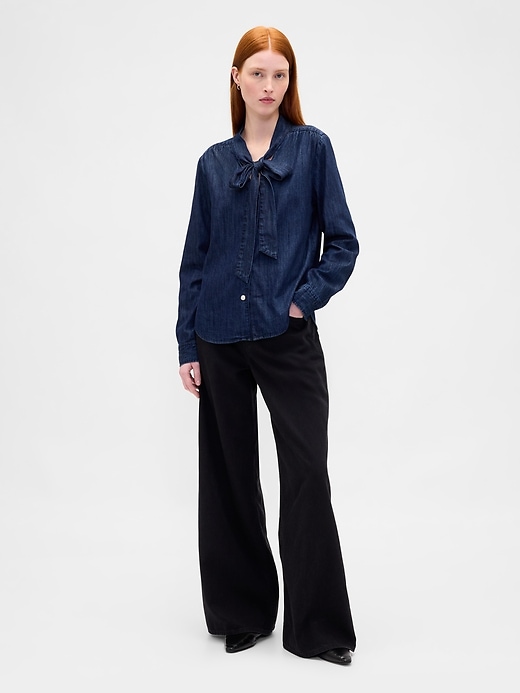 camicia in denim con collo annodato